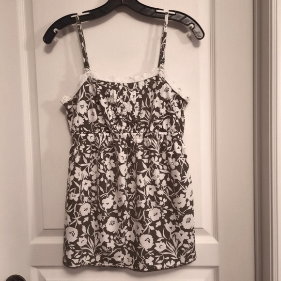 Tops - 🎉Host Pick🎉Maternity and Breastfeeding Green and White Floral Top, Size S